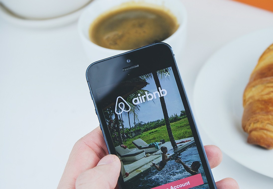 Градове в Европа призовават ЕС да ограничи настаняването в стил Airbnb