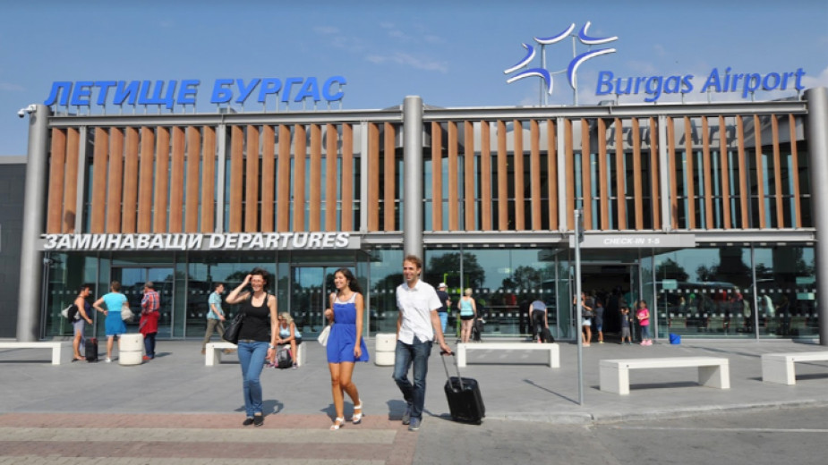 1,1 млн. чуждестранни туристи e обслужило летище Бургас досега през годината