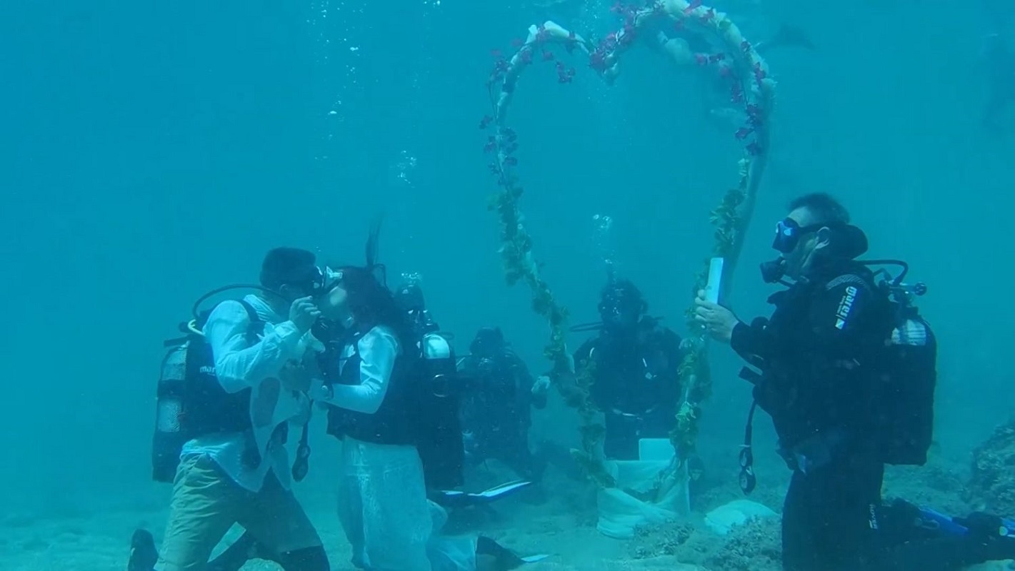 В Алонисос се състоя първата подводна сватба в Гърция