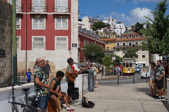 Лисабон - пъстър и топъл като обитателите си 