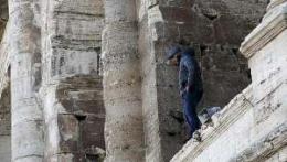 Мъж заплаши да скочи от Колизеума