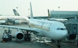 Самолет на Сингапурските авиолинии е кацнал аварийно в Шанхай
